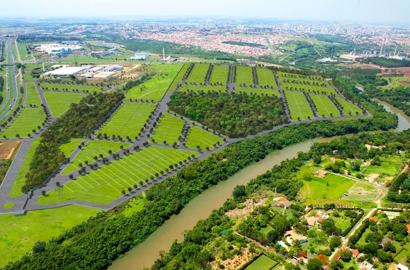 Cidade vista de cima, paisagem verde